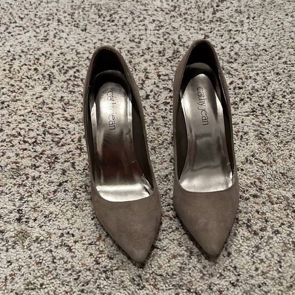 Cathy Jean Pointed Toe Pump Suede Tan - Picture 2 of 5